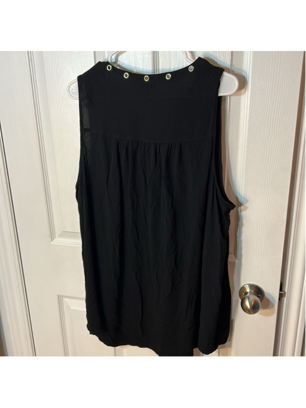 Size 4X torrid sleeveless black V-neck blouse - Picture 4 of 4